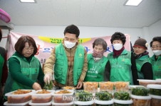 이강덕 포항시장, 독거어르신 밑반찬 봉사활동 참여 [데일리대구경북뉴스] 이강덕 포항시장, 독거어르신 밑반찬 봉사활동 참여