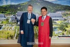휴 맥도날드 미국 아칸소주 상무장관, 경북에서 K문화 경험하다! [데일리대구경북뉴스] 휴 맥도날드 미국 아칸소주 상무장관, 경북에서 K문화... 