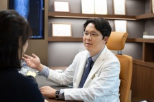 [원제범 원장 건강칼럼] 소리 없이 찾아오는 류마티스 관절염, 양한방통합진료로 도움받을 수 있어