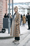 패션엔 :: 최지우·딘, 체크 코트로 뽐낸 의외의 패셔니스타 케미 버버리가 들썩! 최지우·딘, 체크 코트로 뽐낸 의외의 패셔니스타 케미 버버리가... 