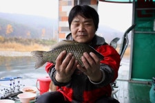 수초들이 삭어가는 강원도 춘천의암호의월척 : 낚시사랑
