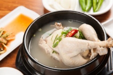 닭백숙과 삼계탕의 차이는? - 데일리 푸드앤메드 닭백숙과 삼계탕의 차이는?