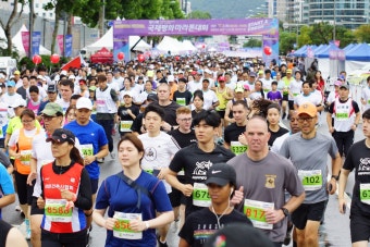 ‘국제평화마라톤대회’ 성료…참가비 6400여만원 전액 기부 | MEMEWE GANGNAM 강남구청