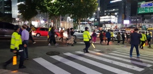 가생이닷컴>커뮤니티 > 잡담 게시판 > 실시간 서초동 교대역 실황입니다.