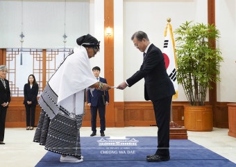 가생이닷컴>커뮤니티 > 정치 게시판 > 19.11.14 문재인 대통령, 주한대사 신임장 제정식