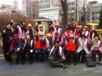 영하 4도 꽃샘추위에 동네 청소 < 사람들 < 문화 < 기사본문 - 글로벌뉴스통신GNA 영하 4도 꽃샘추위에 동네 청소 - 글로벌뉴스통신GNA