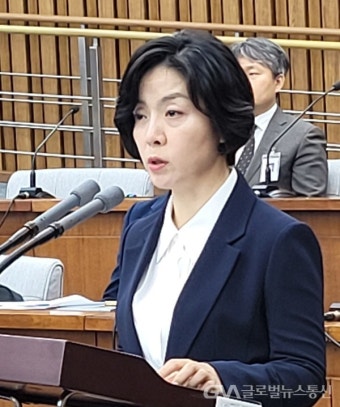 윤석열 대통령, 이숙연 대법관 취임식 열어 영입 확정