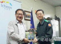 이천시창전동방위協, 동대본부에 무전기 기증