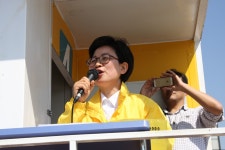 모란장입구에서 지지호소하는 김미희 후보