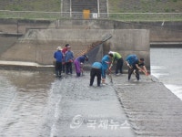 진주 남강수중보 청소․남강 수위조절 실시 진주 남강수중보 청소&#8228;남강 수위조절 실시
