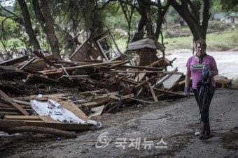 물폭탄 맞은 미국 텍사스 주···사망자 최소 10명
