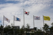제헌절, 청명한 하늘과 성남시청 국기게양대
