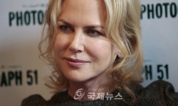 영국 연극 무대에 선 배우 