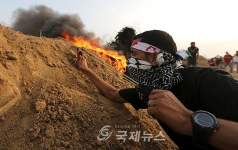 이스라엘군에 새총 쏘는 팔레스타인 청년