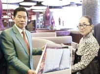 한문화진흥협회, 라오스 비엔티엔 시장 방한기념 한복 기증