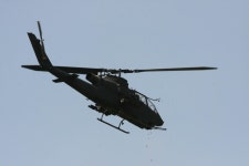기관포 사격중인 AH-1S 코브라 공격헬기