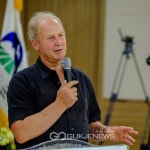 질문에 답하는 크리스 드루리