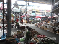[포토]노점 판매 허용된 울산 언양시장 오일장 겹쳐 북적