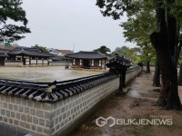 전주 경기전의 비가오는 아침 풍경