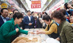 박 대통령, 구미 새마을중앙시장 방문