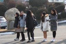 [포토] 졸업식장 안내하는 후배들
