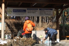 [포토] 이른 아침, 약수터 찾은 시민들