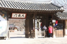 정월대보름 맞아, 한국 민속촌 입장하는 부자