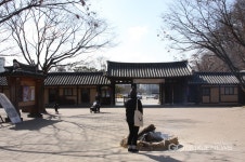 한국 민속촌 입구에서 장작불 쬐는 시민