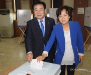 [포토] 송기섭 진천군수, 진천읍사무소에서 사전투표