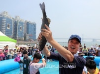 [포토] 광안리어방축제 맨손으로 활어잡기