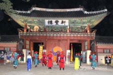 수원 화성 신풍루 앞, 퍼포먼스