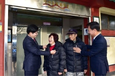 염태영 수원시장, 기업은행 동수원지점장과 방한복 전달
