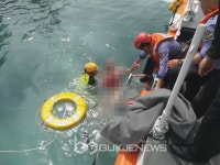 부산 남항 수협 위판장 앞 바다에 뛰어든 만취 60대 구조 부산 남항 수협 위판장 앞 바다에 뛰어든 만취  60대 구조