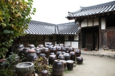 문화재이미지 | 구례 운조루 고택_안채앞 장독 (촬영년도 : 2015년) 구례 운조루 고택_안채앞 장독 (촬영년도 : 2015년)