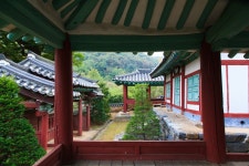 문화재이미지 | 대흥향교 동재 대청마루에서 바라본 명륜당과 서재 전경 대흥향교 동재 대청마루에서 바라본 명륜당과 서재 전경