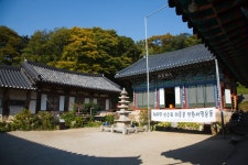 문화재이미지 | 서산 개심사 대웅전_대웅전과 심검당 전경 (촬영년도 : 2015년) 서산 개심사 대웅전_대웅전과 심검당 전경 (촬영년도 : 2015년)