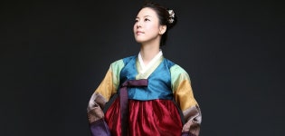 아이웨딩 brand+ > 브랜드소개 > 한복 > 진주상단 아이웨딩  brand+   > 브랜드소개  > 한복  > 진주상단  