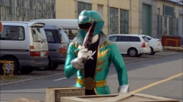 IMCDb.org: 1995 Toyota Granvia [XH10] in Kaizoku sentai Gôkaijâ, 2011-2012 Toyota Granvia in Kaizoku sentai Gôkaijâ