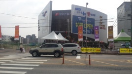  아파트 분양사무실 횡단보도로 차량진입 교통사고 위험 노출 - 전국매일신문  아파트 분양사무실 횡단보도로 차량진입 교통사고 위험 노출