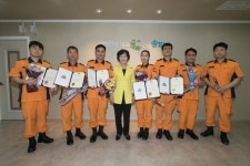  송파구청장, 화재가정 자비모아 집 수리해준 소방관 표장 - 전국매일신문  송파구청장, 화재가정 자비모아 집 수리해준 소방관 표장