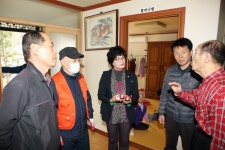  유인애 강북구의원, 수유2동 물댐길경로당 해충 방제 민원 현장 활동 - 전국매일신문  유인애 강북구의원, 수유2동 물댐길경로당 해충 방제 민원... 