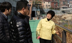  유인애 강북구의원, 우이천변 쓰레기 청소 등 현장 활동 - 전국매일신문  유인애 강북구의원, 우이천변 쓰레기 청소 등 현장 활동