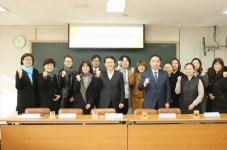  강북갑 천준호 지역위원장과 구의원들 백운초교 학부모와 소통의 시간... 천준호 지역위원장과 구의원들 백운초교 학부모와 소통의 시간 마련