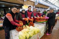  동대문구 답십리 현대시장 상인들 3000kg 김장 담가 - 전국매일신문  동대문구 답십리 현대시장 상인들 3000kg 김장 담가