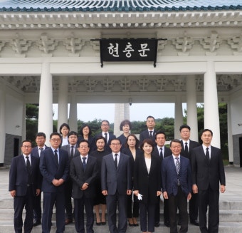 전현희 의원, 강남구 당선인들과 함께 현충원 참배 - 전국매일신문  전현희 의원, 강남구 당선인들과 함께 현충원 참배