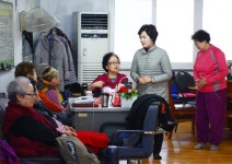 송파구의회 이성자 의장, 지역내 경로당 찾아 명절 인사 - 전국매일신문  송파구의회 이성자 의장, 지역내 경로당 찾아 명절 인사