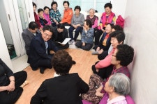  오승록 노원구청장, 10일 상계동 경로당 찾아 민생현장 목소리 청취 - 전국매일신문  오승록 노원구청장, 10일 상계동 경로당 찾아 민생현장... 