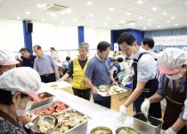 인터넷뉴스홈페이지 - 모바일웹 김창규 동대문구의회 의장 ‘2019년 말복맞이 삼계탕나눔 행사’ 참석