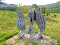 신안메이드 이상학 대표, 천사섬 분재공원에 쇼나조각 작품 기증 - KNS뉴스통신 신안메이드 이상학 대표, 천사섬 분재공원에 쇼나조각 작품 기증