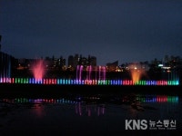 순천조례호수공원 야간 음악 분수 ‘가동’ - KNS뉴스통신 순천조례호수공원 야간 음악 분수 ‘가동’